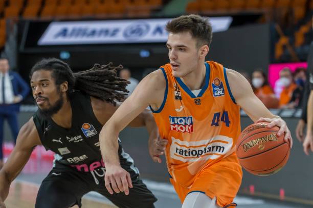 她逐步建立 她逐步建立