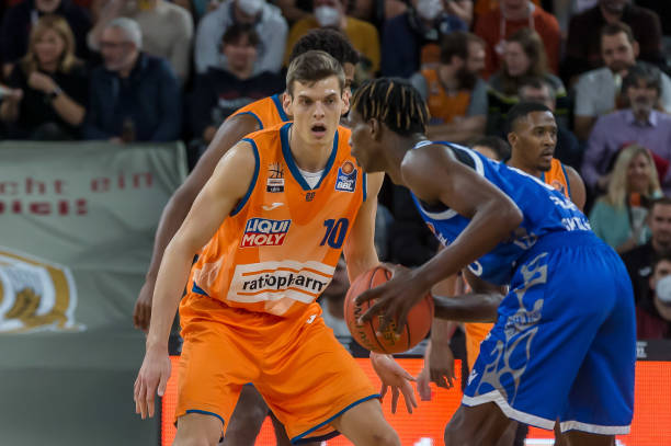 而皇马则依 而皇马则依